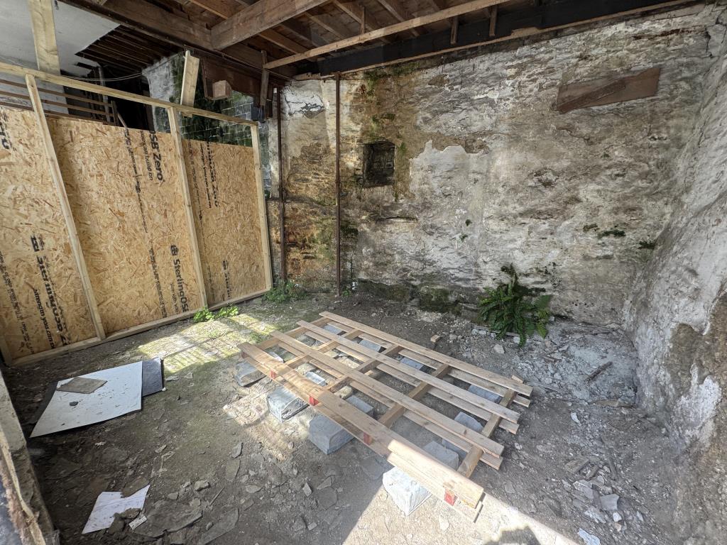 Lot: 165 - FREEHOLD TERRACE BUILDING - Internal view from front door